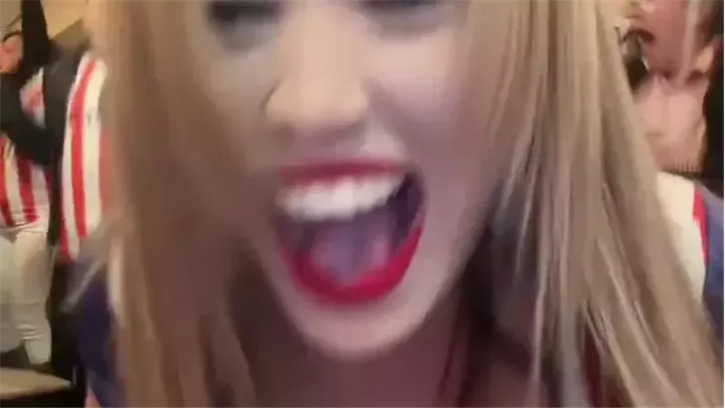 بعد الإطاحة بألمانيا..  موقف محرج على الهواء يحول مشجعة باراجوانية لـ