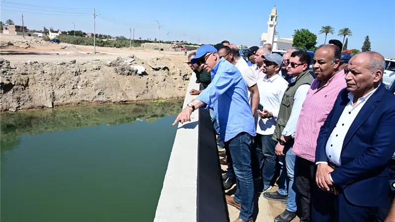 حبس وغرامة 200 ألف جنيه.. وزير الري يطلق حملة حاسمة لحماية الترع 