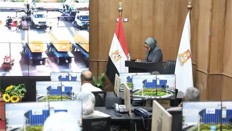 من داخل مركز سيطرة.. محافظ الوادي الجديد تشهد محاكاة لإدارة الأزمات والطوارئ