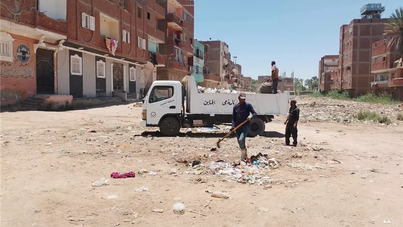 حي الجناين يواصل حملات النظافة اليومية ورفع المخلفات بعدد من القرى والمناطق 