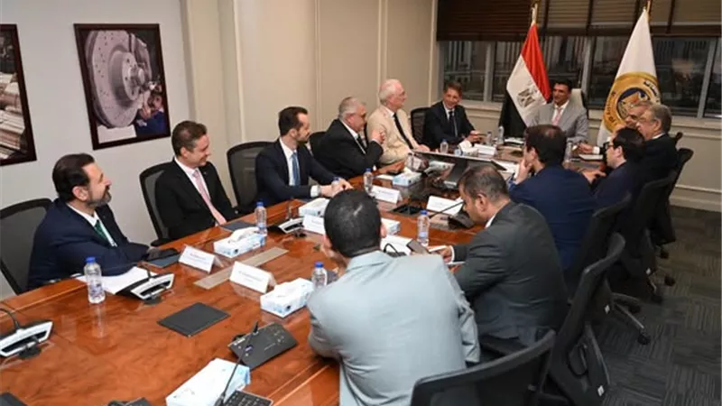 وزير الصناعة يبحث مع «مرسيدس بنز» خطط التوسع والتصدير من مصر