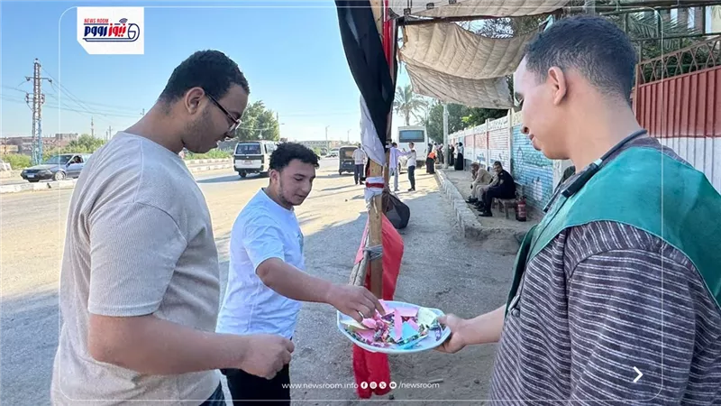 توزيع مياه وورود وشيكولاتة وأقلام على طلاب الثانوية العامة بالفيوم 