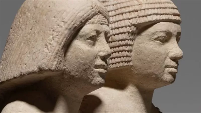 صالة مزادات كريستيز في لندن تعرض تمثال أثري مصري للبيع بربع مليار جنيه  