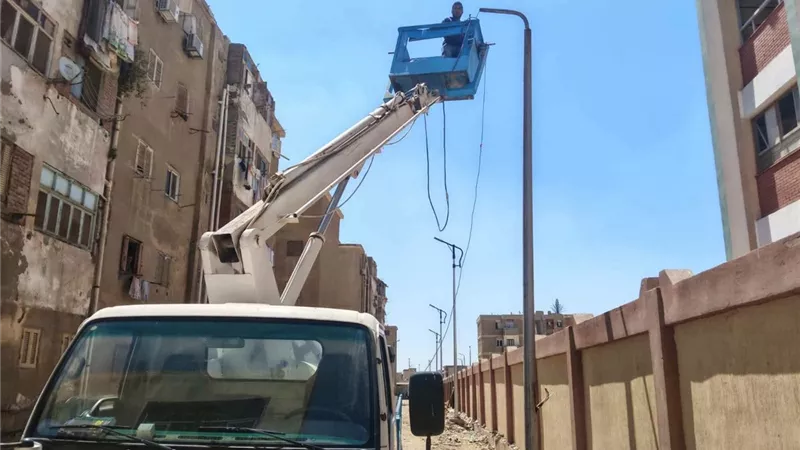 حي فيصل بالسويس يواصل رفع كفاءة شبكة الكهرباء وصيانة أعمدة الإنارة