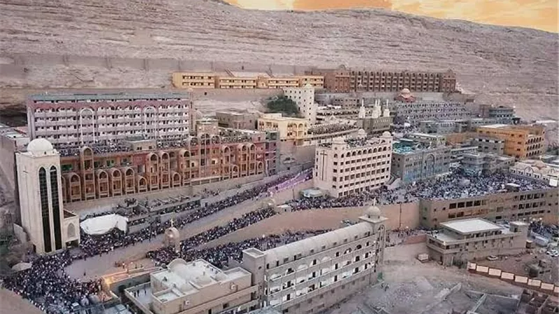 هل يتفوق دير درنكة على الفاتيكان في عدد الزوار؟ مطران الكاثوليك يجيب بالأرقام