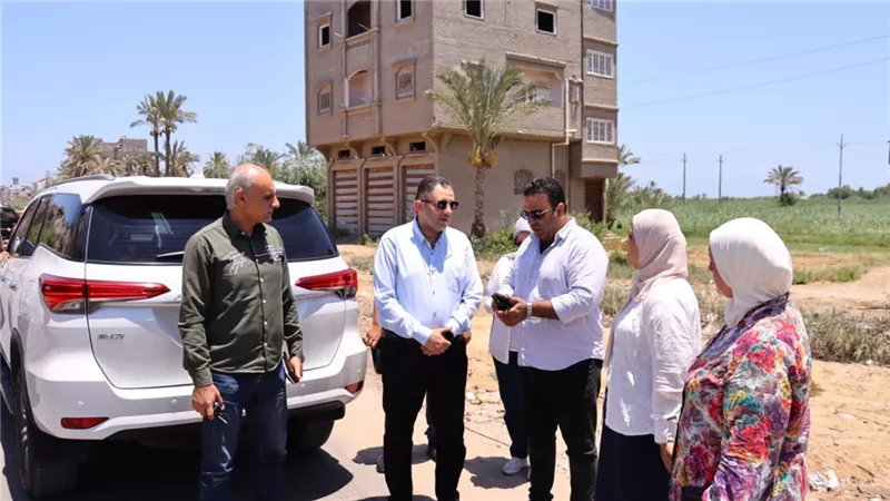 محافظ دمياط يتابع مشروعات تطوير عزبة البرج ويبحث إنشاء بوابة جديدة للمدينة