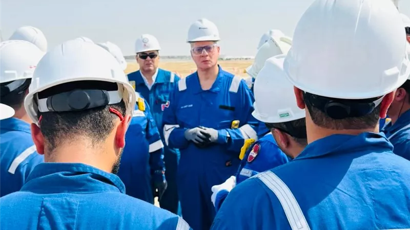 وزير البترول.. يعاقب عاملين لعدم الالتزام بإجراءات السلامة خلال زيارة للإمارات