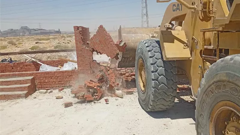 حي عتاقة يواصل حملات إزالة الإشغالات ورفع التعديات بطريق العين السخنة بالسويس 