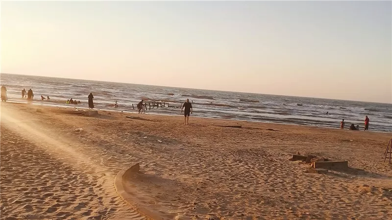 إقبال متوسط على شواطئ دمياط الجديدة مع بداية عطلة نهاية الأسبوع الصيفية 
