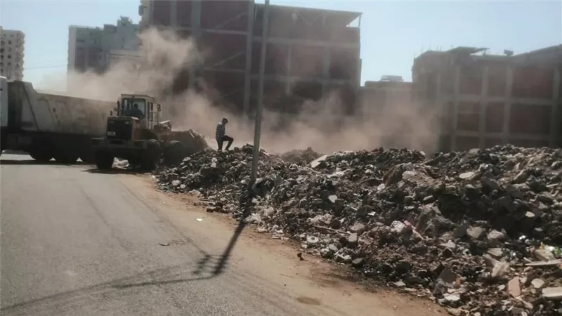نقل 200 طن.. محافظ الدقهلية يتابع نقل المخلفات الصلبة من مداخل المنصورة 
