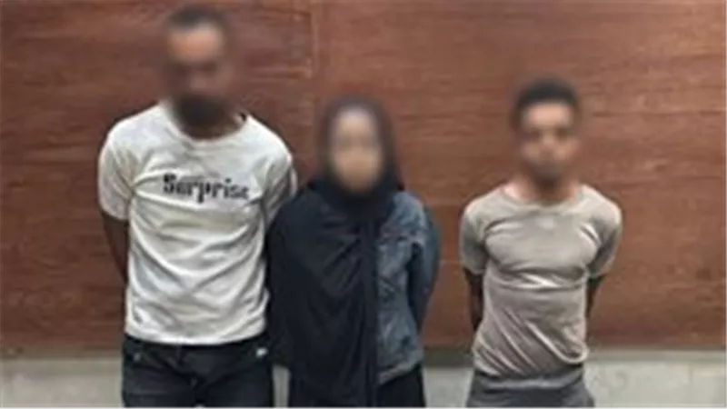 ضبط شخصين وسيدة لقيامهم بسرقة مشغولات ذهبية وخزنة حديدية بالإكراه في القاهرة