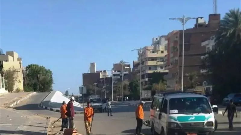 تكثيف إزالة التعديات ورفع الإشغالات وتنفيذ حملات النظافة بمدينة أسوان