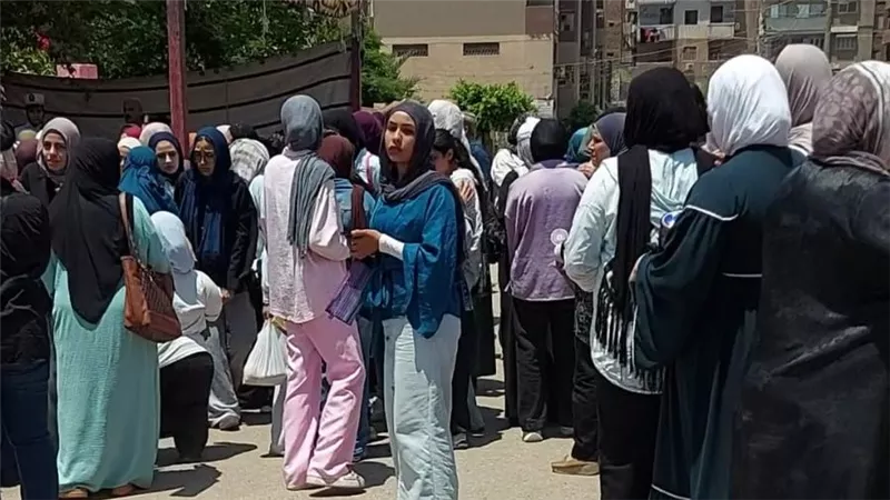 طلاب دمياط يكشفون انطباعاتهم بعد امتحاني الكيمياء والجغرافيا وسط آراء متباينة 