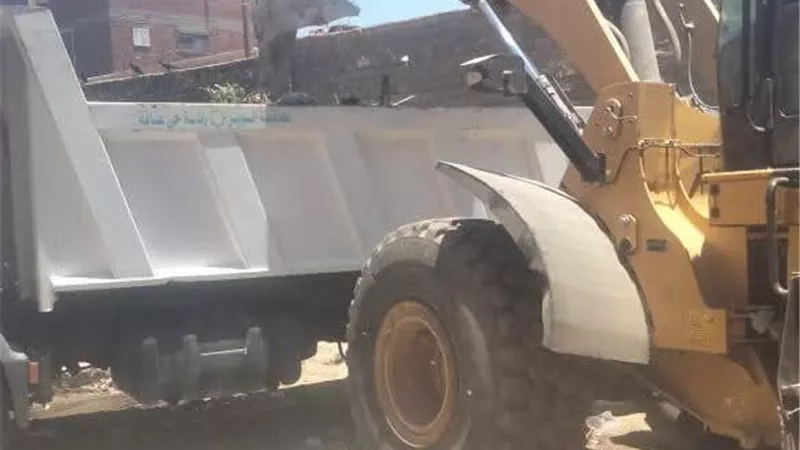 حي عتاقة ينفذ حملة نظافة مكبرة بمنطقة عرب المعمل وخطوط المكبس بالمدن الجديدة 