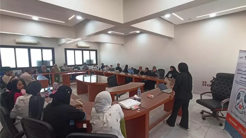 محافظ أسوان يتابع جهود وحدة تكافؤ الفرص لدعم المرأة وتمكين الشباب وذوى الإعاقة