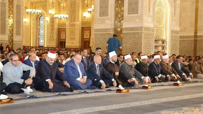 الأزهري والمسلماني وعبد الغني يؤدون الجمعة بمسجد مصر الكبير بحضور قيادات الدول