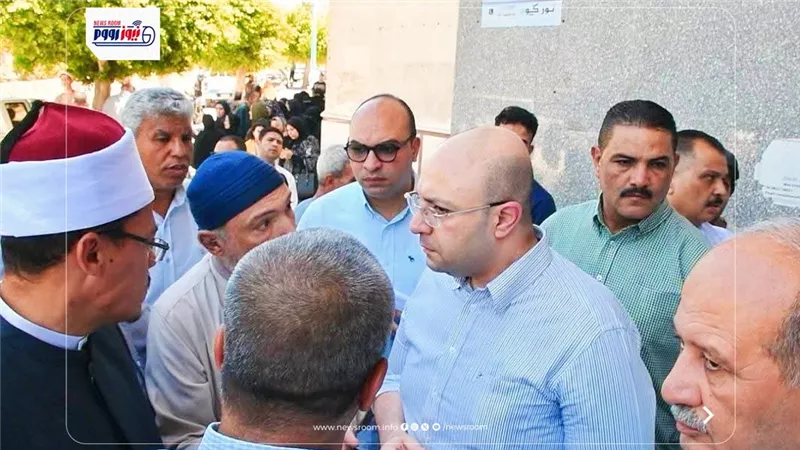 محافظ الفيوم يستمع لشكاوى عدد من المواطنين ويوجه بدراستها واتخاذ ما يلزم حياله