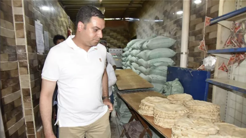 نائب محافظ بورسعيد يتفقد مخابز ومجمعات بورفؤاد لمتابعة توافر السلع وجودة الخبز