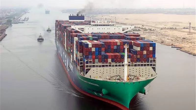 رئيس قناة السويس: عبور سفينة الحاويات العملاقة CMA CGM يعكس جاهزية المجرى