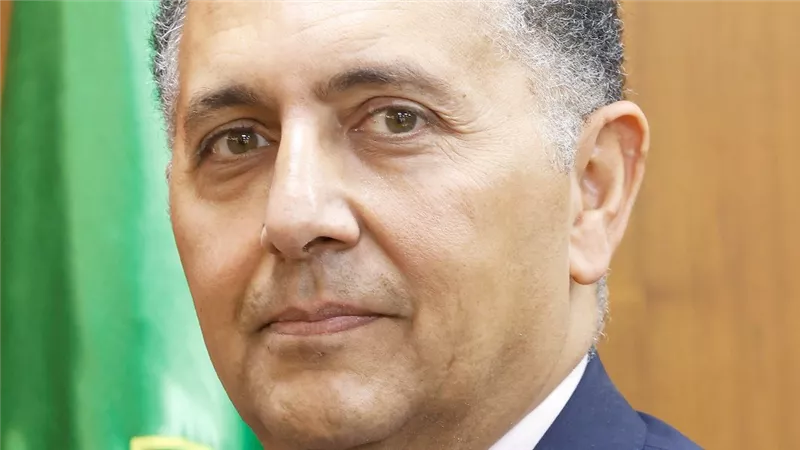 محافظ القليوبية يتابع الحالة الصحية لمديرالأزمات بقليوب بعد إصابته أثناء إزالة