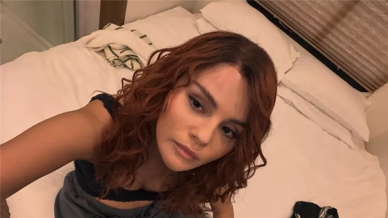 سيلينا جوميز تتخلى عن الطابع الكلاسيكي وتغير لون شعرها للأحمر الناري 