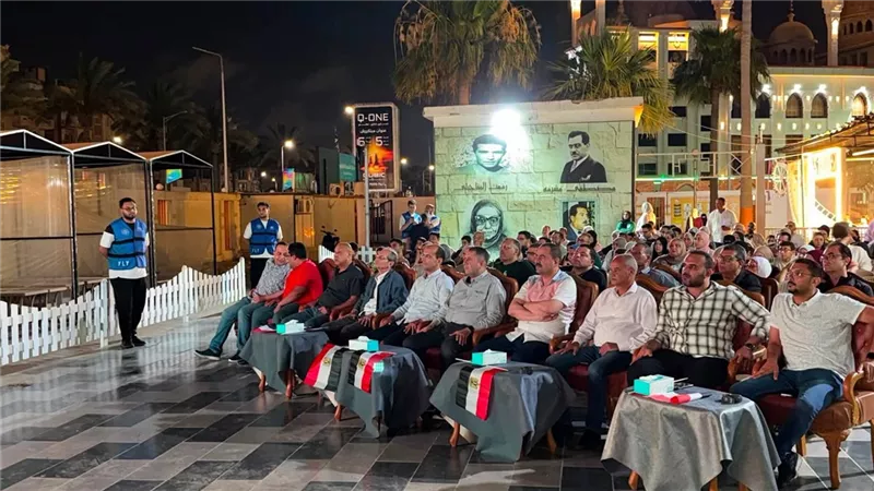 محافظ دمياط يشارك الجماهير مؤازرة منتخب مصر بمدينة دمياط الجديدة 