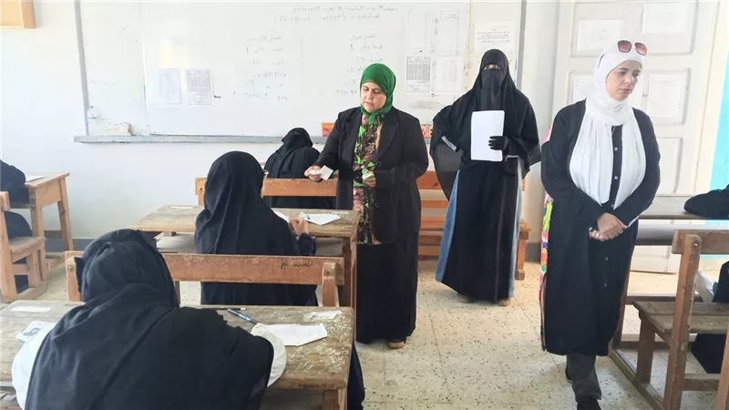 مديرة المواد الثقافية بأزهر السويس تتابع امتحان الرياضيات التطبيقية