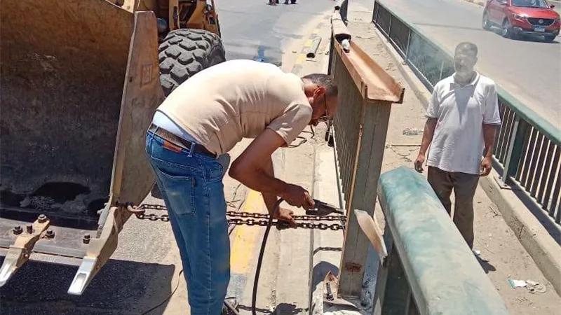 محافظ الجيزة يتابع تركيب أسوار جديدة بمحور 26يوليو بعد إزالة الأجزاء المتهالكة