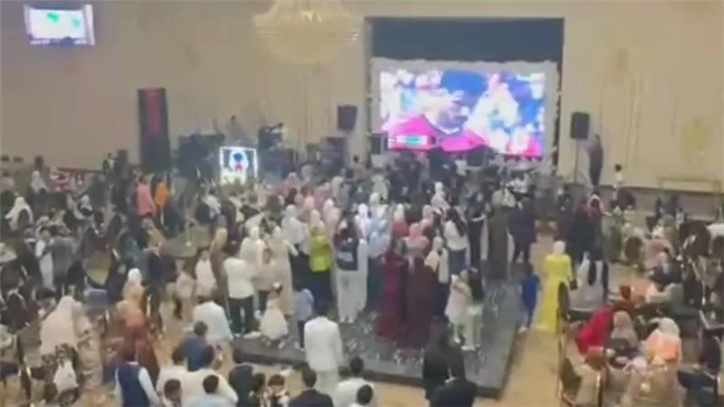 العريس والمعازيم يؤجلون فقرات الفرح لمتابعة تأهل مصر أمام أستراليا