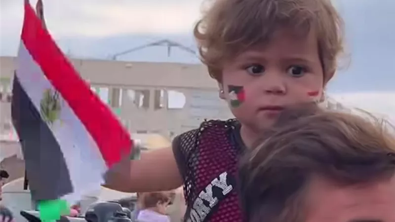 أصغر مشجعة غزاوية ترفع علمي فلسطين ومصر احتفالًا بتأهل الفراعنة