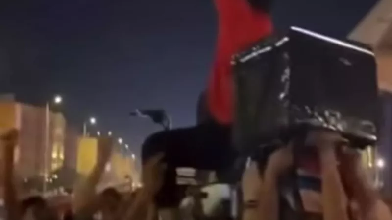 رفعوه بالاسكوتر على الأعناق.. لقطة طريفة لاحتفالات المصريين بالتأهل المونديالي