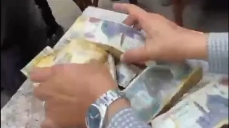 بعد العثور عليها.. محافظة القاهرة تعيد 100 ألف جنيه لعروس منشأة ناصر