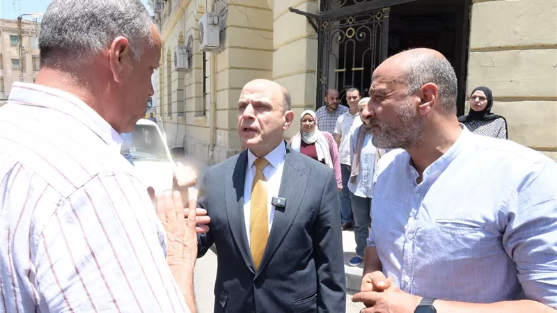 محافظ الغربية يجوب شوارع طنطا في جولة مفاجئة ويتابع أعمال النظافة 