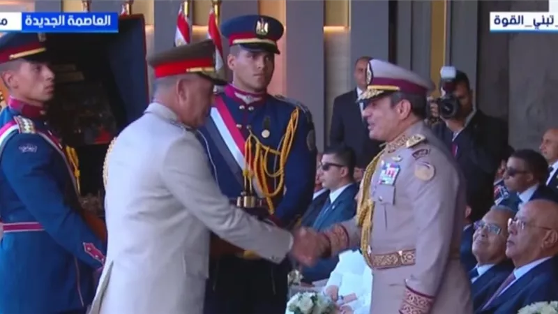 وزير الدفاع يقدم هدية تذكارية للرئيس السيسي خلال افتتاح مقر القيادة بالعاصمة