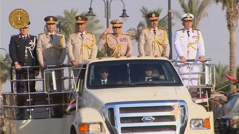 صحفي إسرائيلي: وقوف الرئيس السيسي بالزي العسكري مشهد غير مألوف 