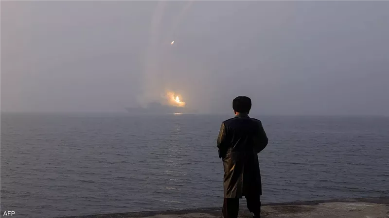 كوريا الشمالية.. كيم جونج أون يشرف على اختبار ترسانة بحرية متطورة