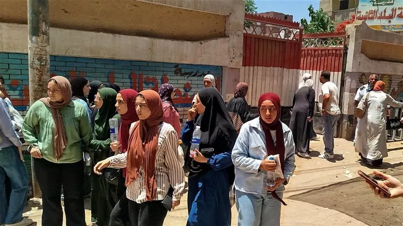 طلاب الثانوية العامة يتوافدون على اللجان لأداء امتحان اللغة الأجنبية الأولى