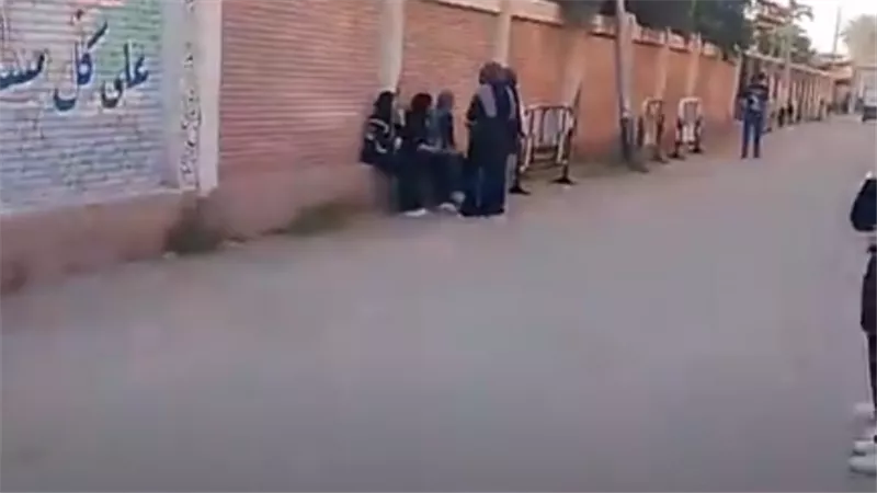 الكل بيقول يا رب.. طالبات دمياط يراجعن اللغة الأجنبية الأولى قبل امتحانها