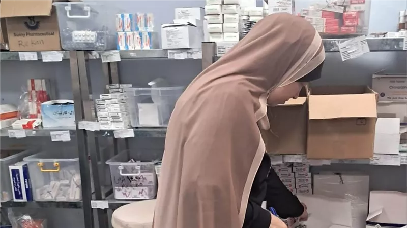 فرق إشرافية تتابع انتظام العمل بصيدليات عيادات مجمع السويس الطبي