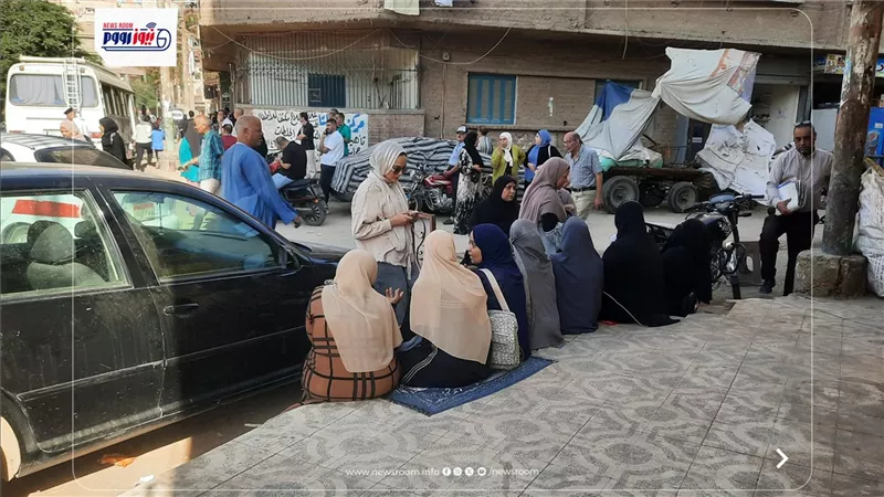 «يفترشون الأرصفة».. أولياء أمور المنيا يترقبون أبناءهم خلال امتحان الإنجليزية 