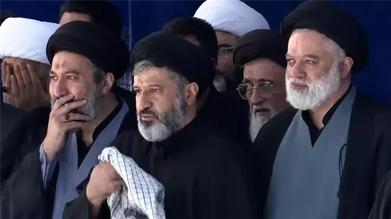في غياب مجتبى.. أبناء خامنئي يشاركون بصلاة الجنازة على والدهم بمصلى طهران