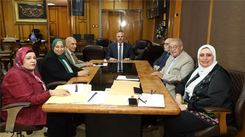 تقديرا لمسيرة إنجازاته.. مجلس جامعة قناة السويس يكرم عميد علوم الرياضة السابق