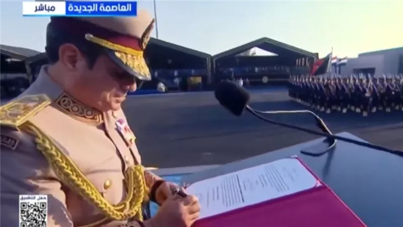 السيسي يوقع على وثيقة افتتاح الأوكتاجون ويرفع علم القوات المسلحة 