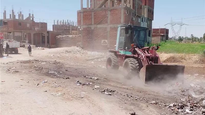   الجناين بالسويس تواصل حملات النظافة اليومية ويرفع تجمعات المخلفات