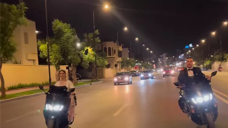 راكبين موتوسيكل.. عريس وعروسة يحتفلان بزفافهما بطريقة مختلفة ومميزة للغاية