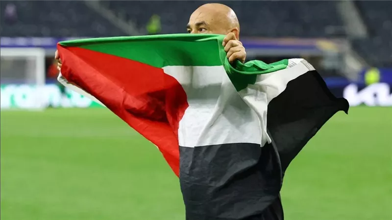 ناقد رياضي: حسام حسن لم يخالف اللوائح برفع علمي مصر وفلسطين 