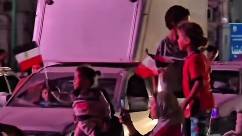 على عربة كارو.. أطفال يخطفون الأنظار بفرحتهم بفوز المنتخب المصري