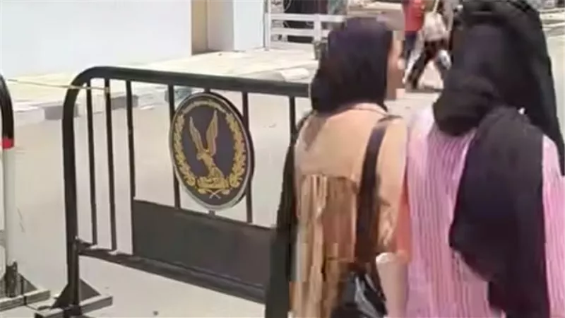 تغيير مسار خروج لجنة الثانوية بالسويس لسقوط جزء شرفة منزل قديم 