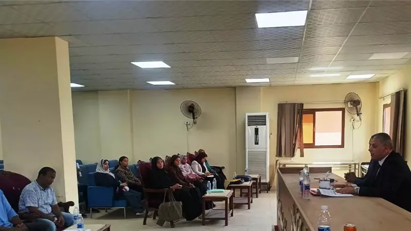 نائب محافظ أسوان يجتمع بالمسئولين بمركز إدفو للتوجيه برفع معدل الأداء 