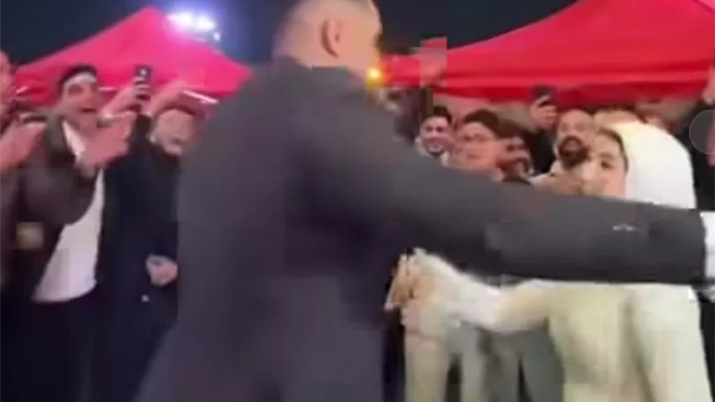 واقع من الدور 14 في حبها.. عريس يتصدر المشهد برقصة مع عروستة 
